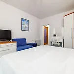 Beschauliches Nur 300 Meter Zum Mit Garten Und Grill Appartement Novi Vinodolski