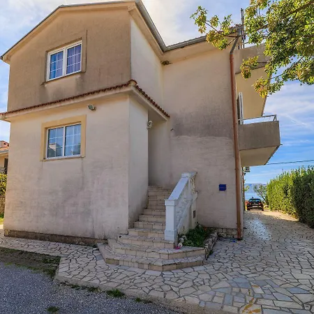 Apartment Beschauliches Nur 300 Meter Zum Mit Garten Und Grill Novi Vinodolski